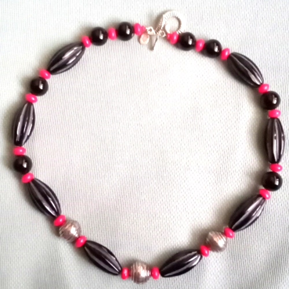 BLACK ONYX, RED CORAL AND SILVER TOGGLE CLASP NECKLACE
